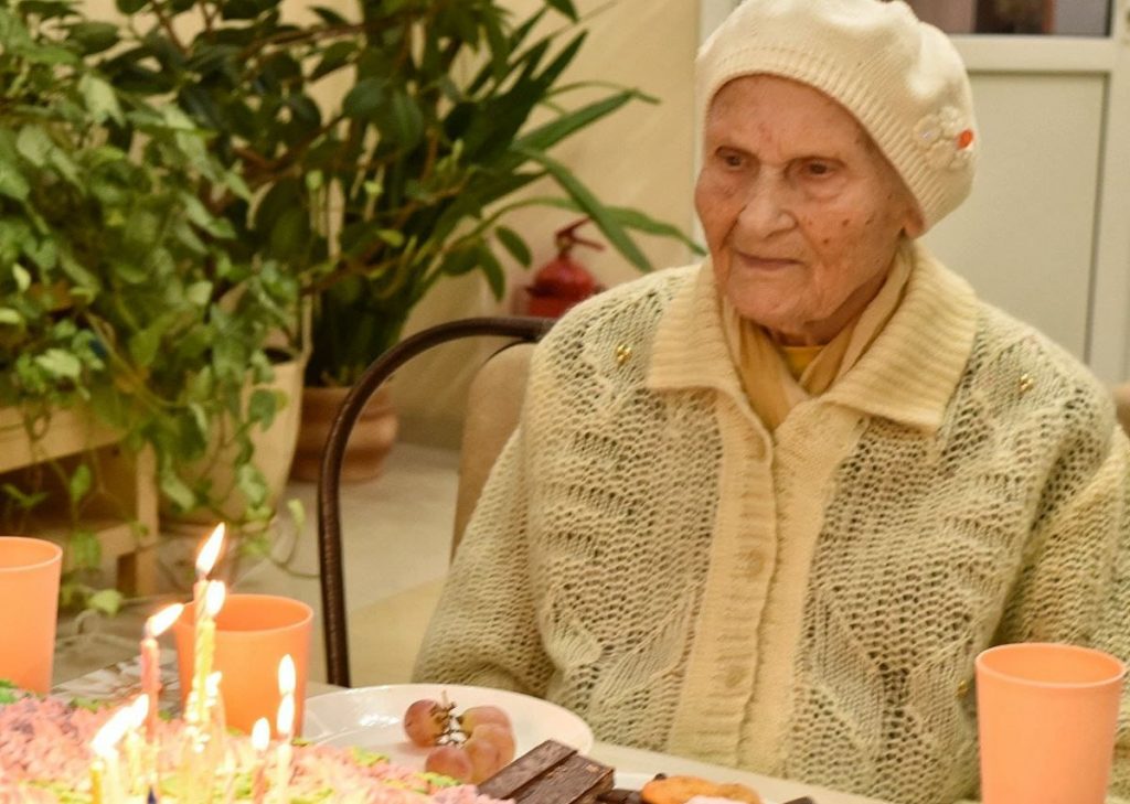 Жительница района Марьино в 100 лет танцует под гармонь