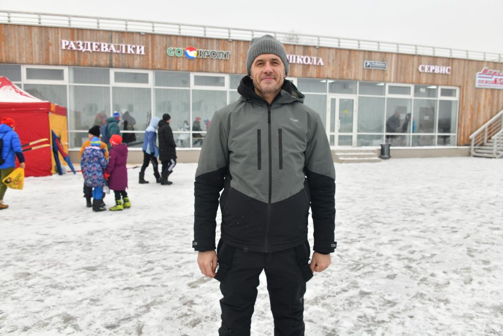 Мастер спорта по лыжным гонкам прокладывает трассы в Марьине 