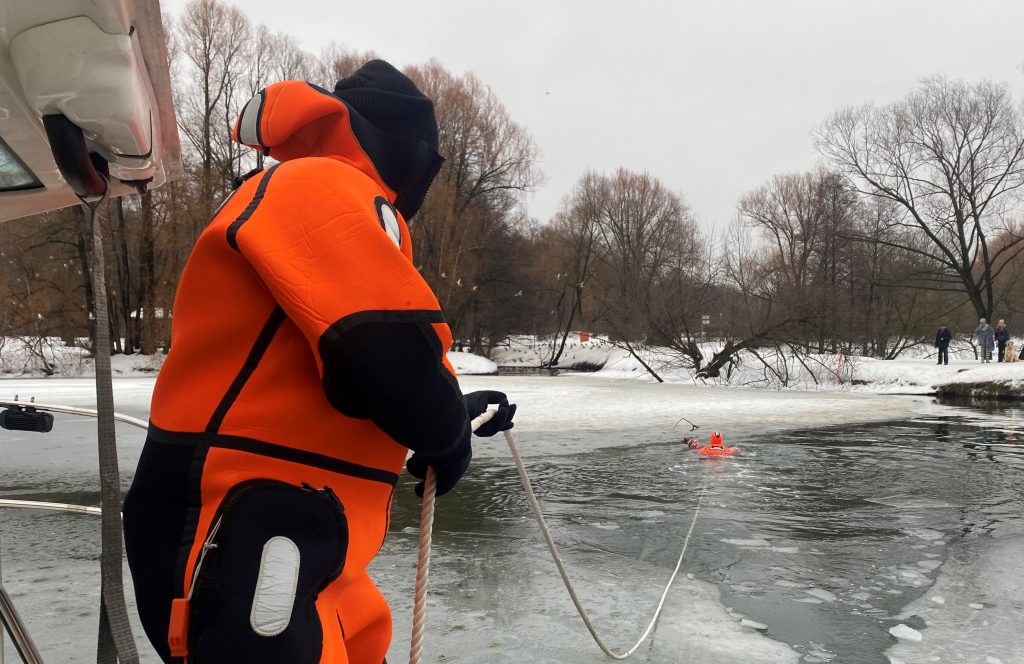 На Шибаевском пруду спасли провалившуюся под лёд собаку