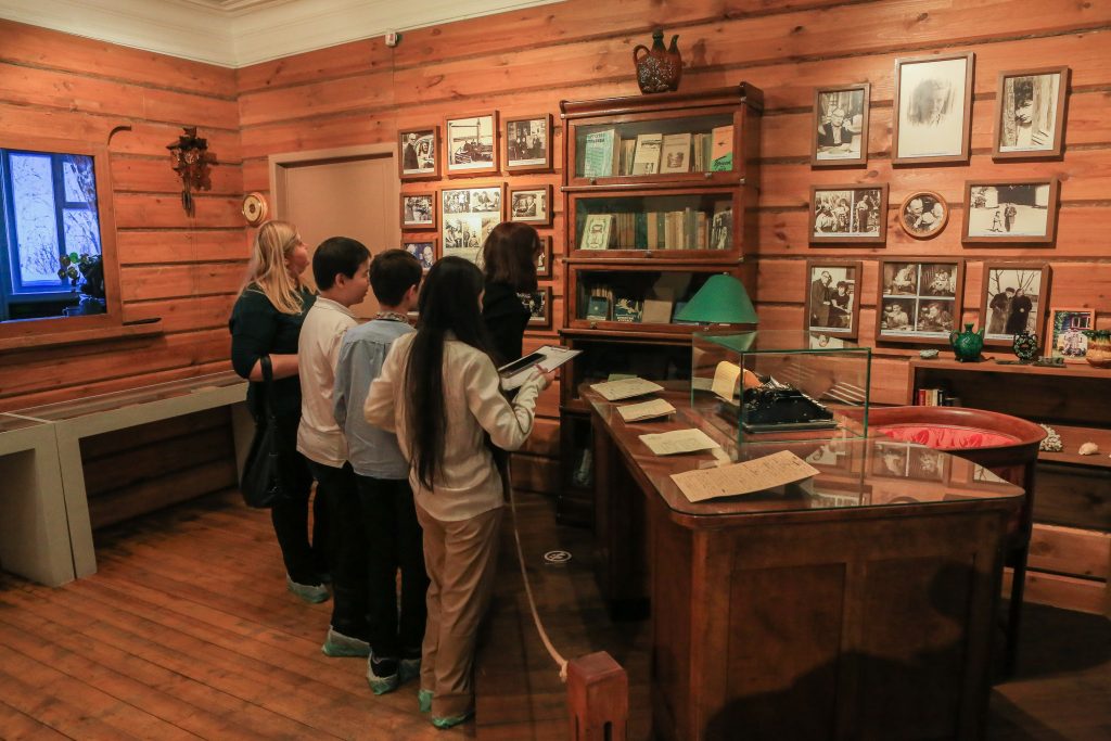 Экспонаты музея на Кузьминской расскажут истории из жизни писателя