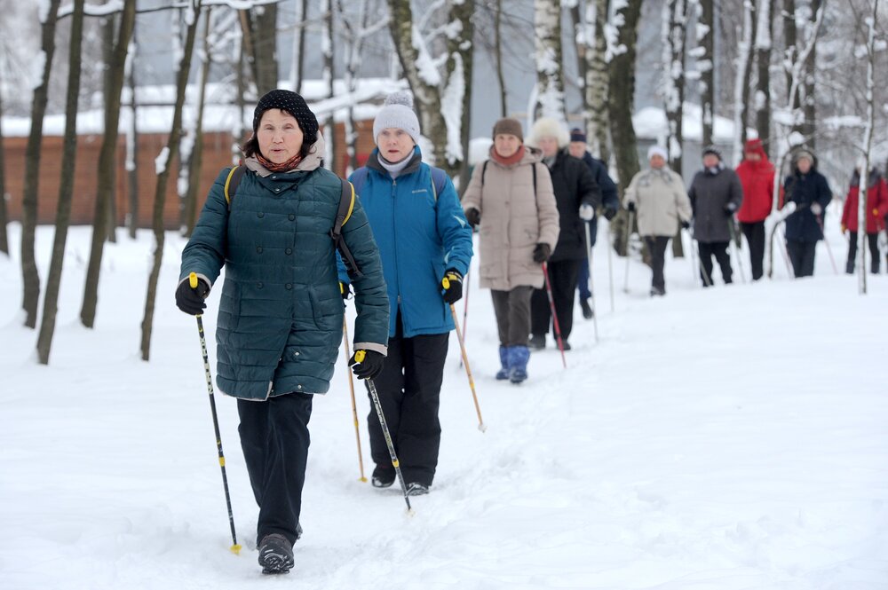 Новый цикл занятий скандинавской ходьбой начался в парках ЮВАО