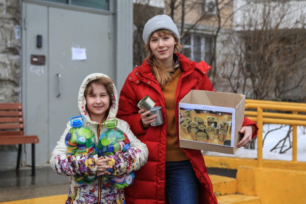 Семья Шалюковых организовала сбор банок в своём подъезде. Фото: Михаил Подобед
