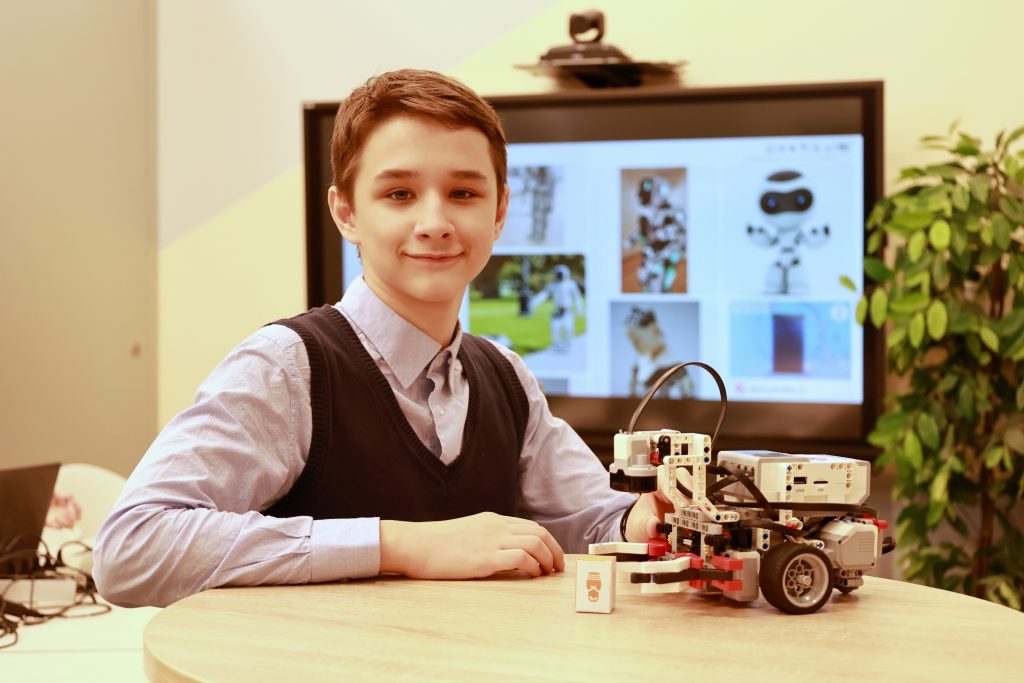 Школьник из ЮВАО набрал 100 баллов на олимпиаде по робототехнике