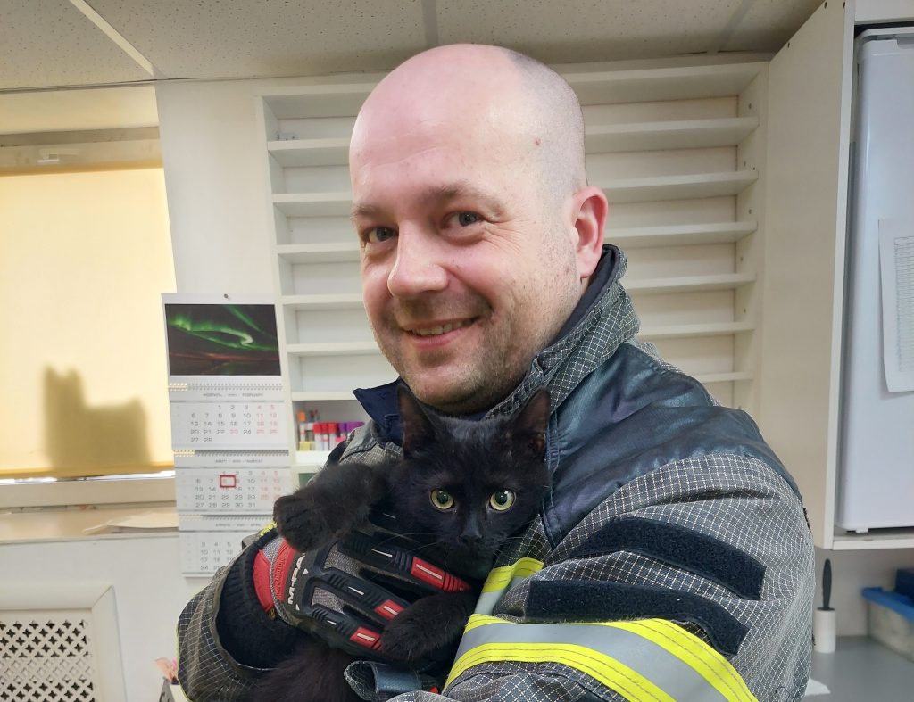 Степан Киселёв со спасённым котёнком. Фото предоставлено СпасРезервом