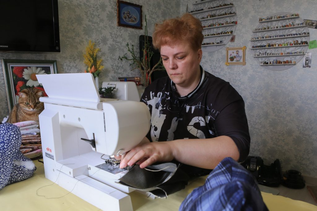 Мастерица из Выхина-Жулебина шьет бандажные косынки для раненых