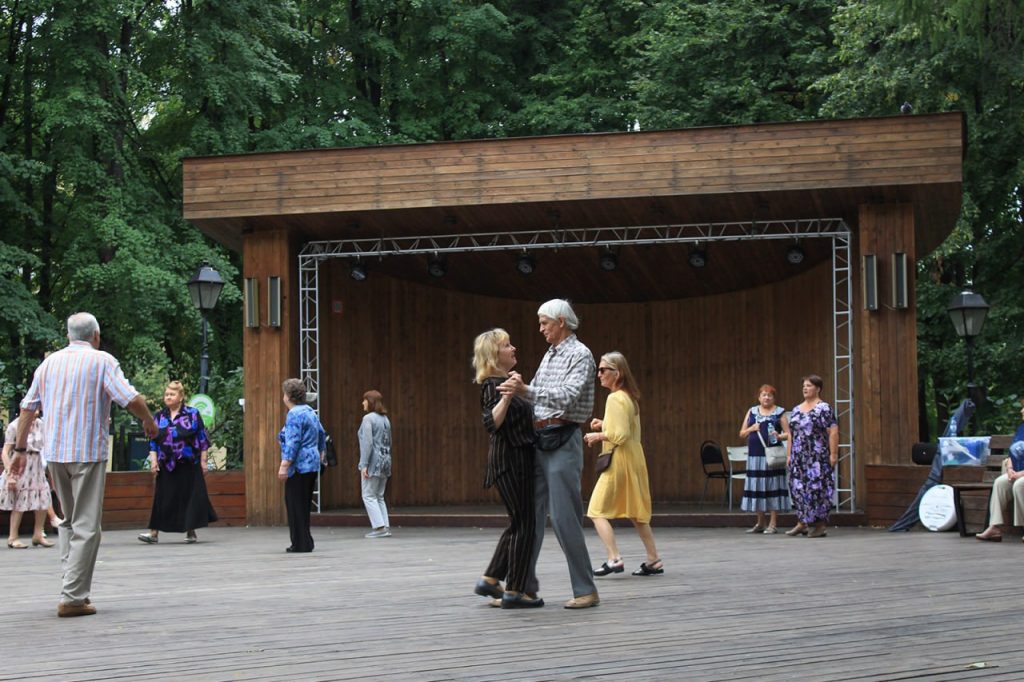 Парки ЮВАО приглашают на летние танцевальные программы