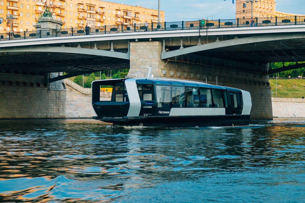 Новый современный электротрамвайчик пошёл по Москве-реке