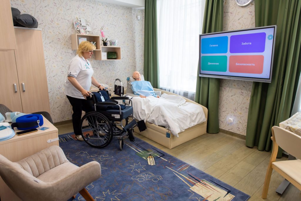 В ЮВАО открылся симуляционный центр по уходу за инвалидами