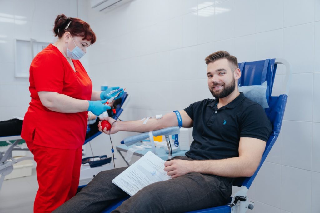 Пятьдесят сотрудников МНПЗ сдали кровь в День донора