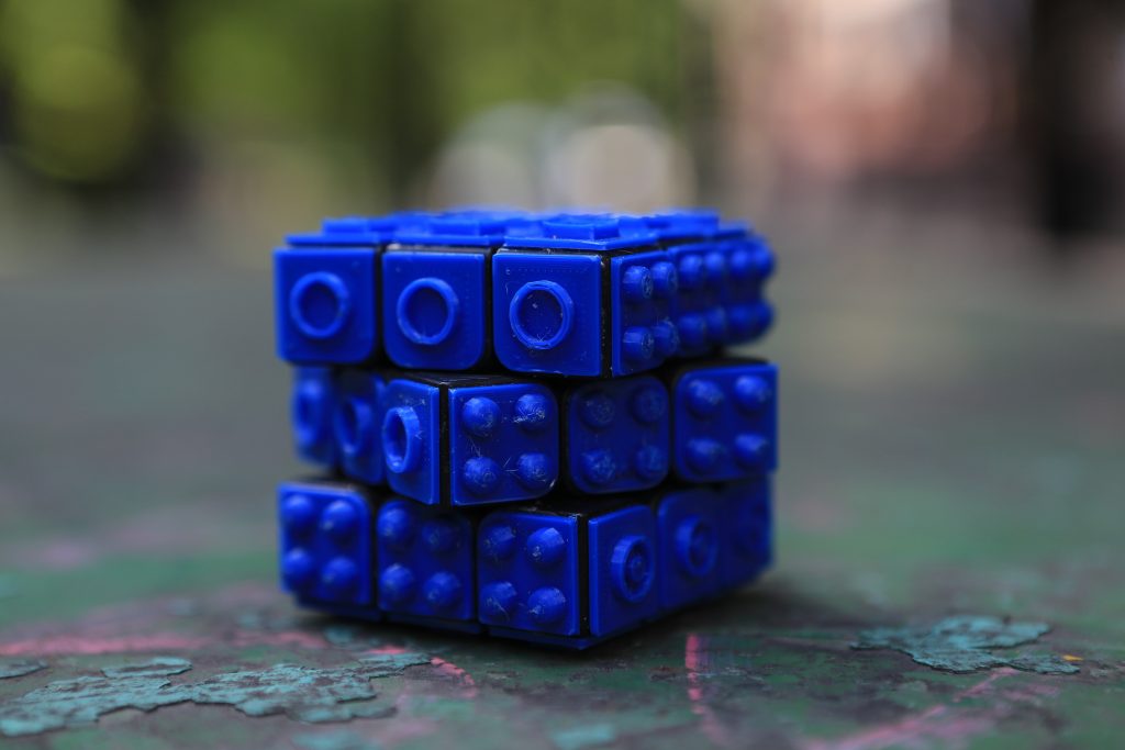 Школьник из ЮВАО адаптировал кубик Рубика для незрячих людей