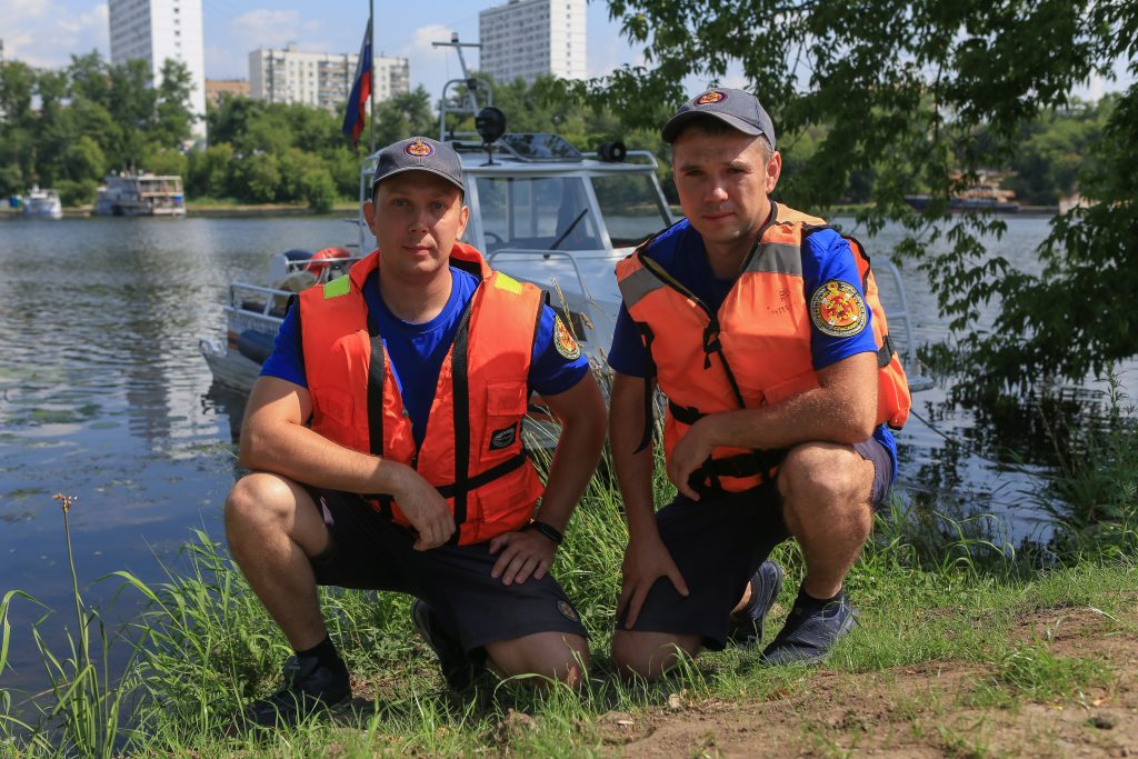 Спасатели из ЮВАО вытащили тонущего мужчину из Москвы-реки