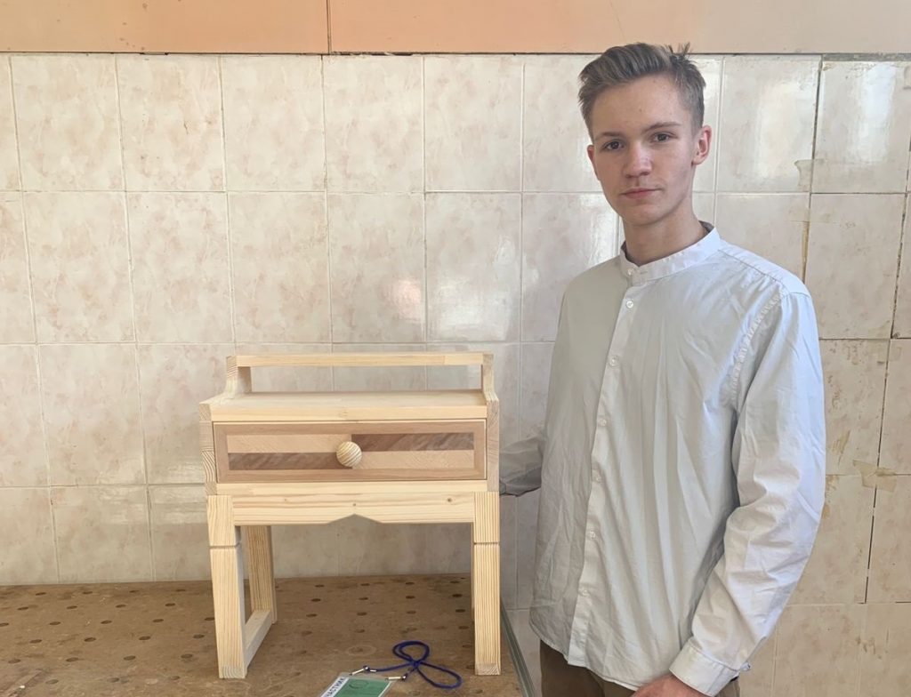 Десятиклассник из ЮВАО стал лучшим мебельщиком в Москве