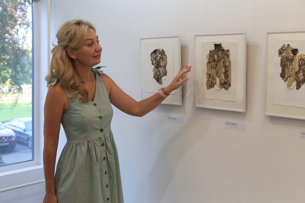 В галерее «Печатники» открылась выставка берестяных картин