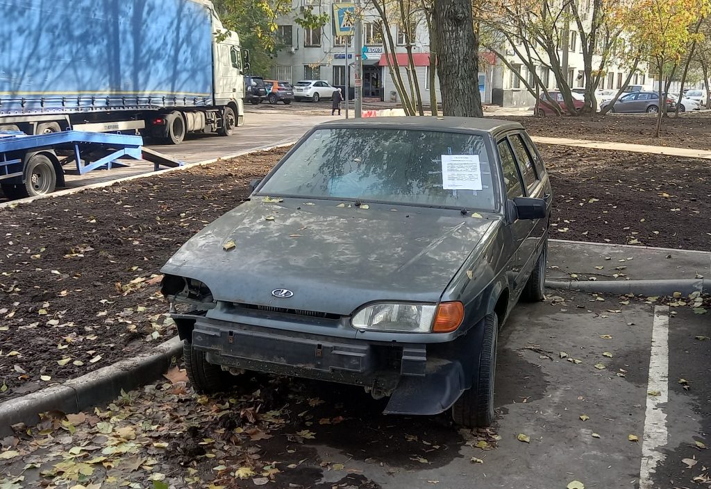 В Москве изменили правила вывоза из дворов брошенных машин