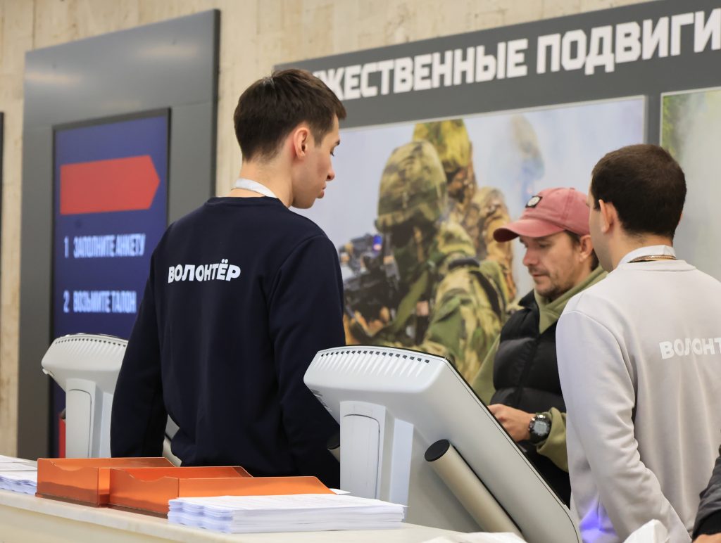 Волонтеры в пункте отбора ответят посетителям на все вопросы. Фото: Григорий Матвеев