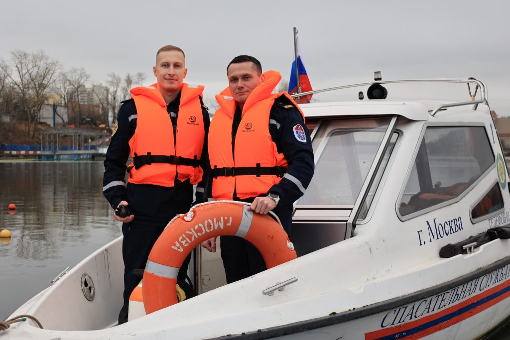 В Кожуховском затоне спасли упавшего с моста в воду мужчину