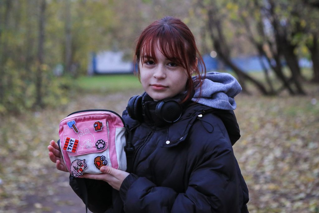 Значки Анны Моховой смотрятся ярко. Фото: Михаил Подобед