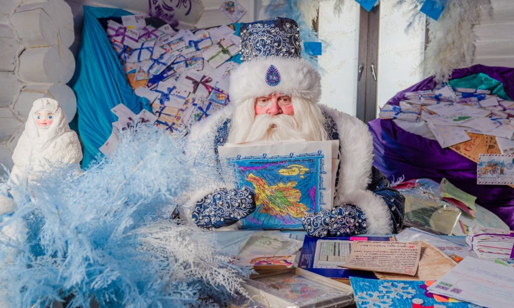 О чём взрослые и дети пишут Деду Морозу в Кузьминский лес?