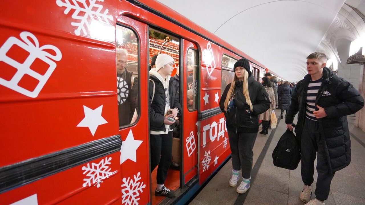 Новогодний поезд «Еж-3» запустили на фиолетовой ветке метро | Юго-Восточный  Курьер