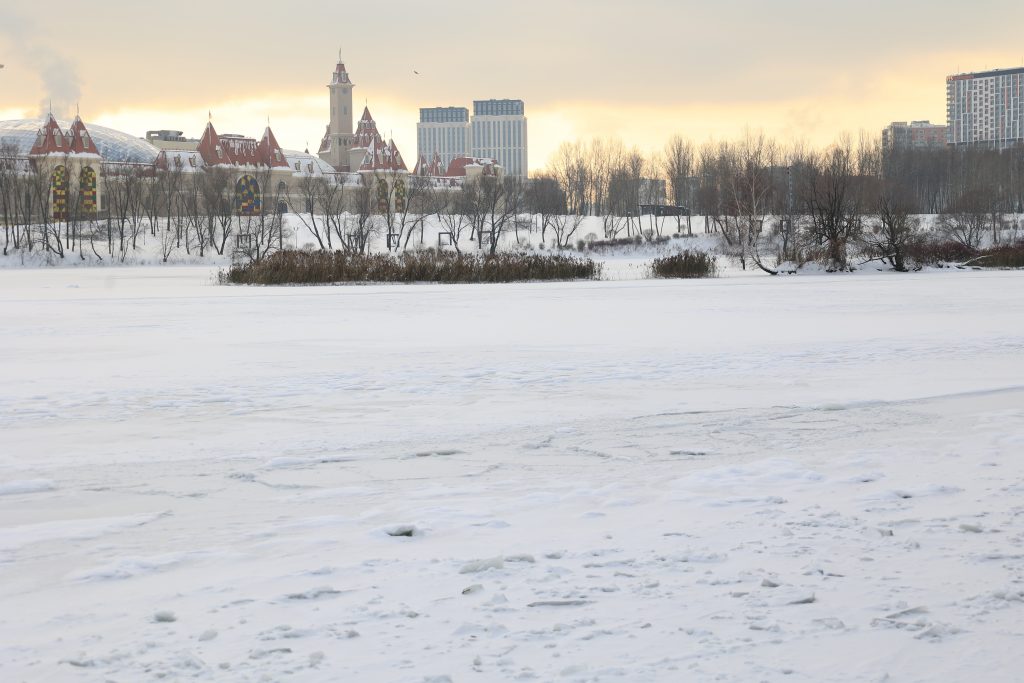 Обманчивый лед: в Южнопортовом районе чуть не утонула женщина