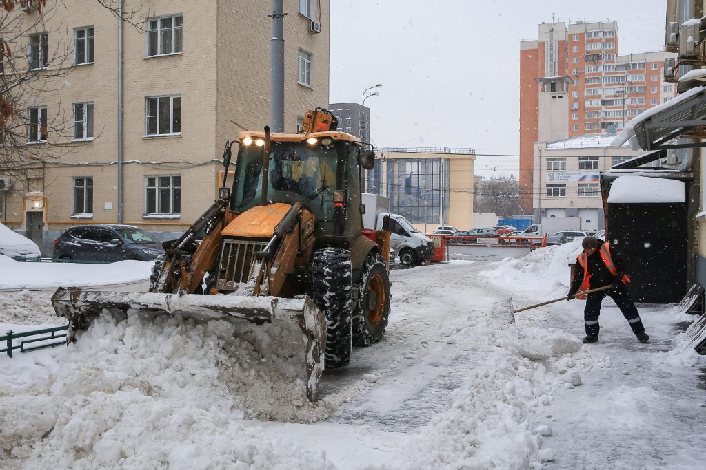 Уборка снега на 2-й Кабельной улице. Фото: Михаил Подобед