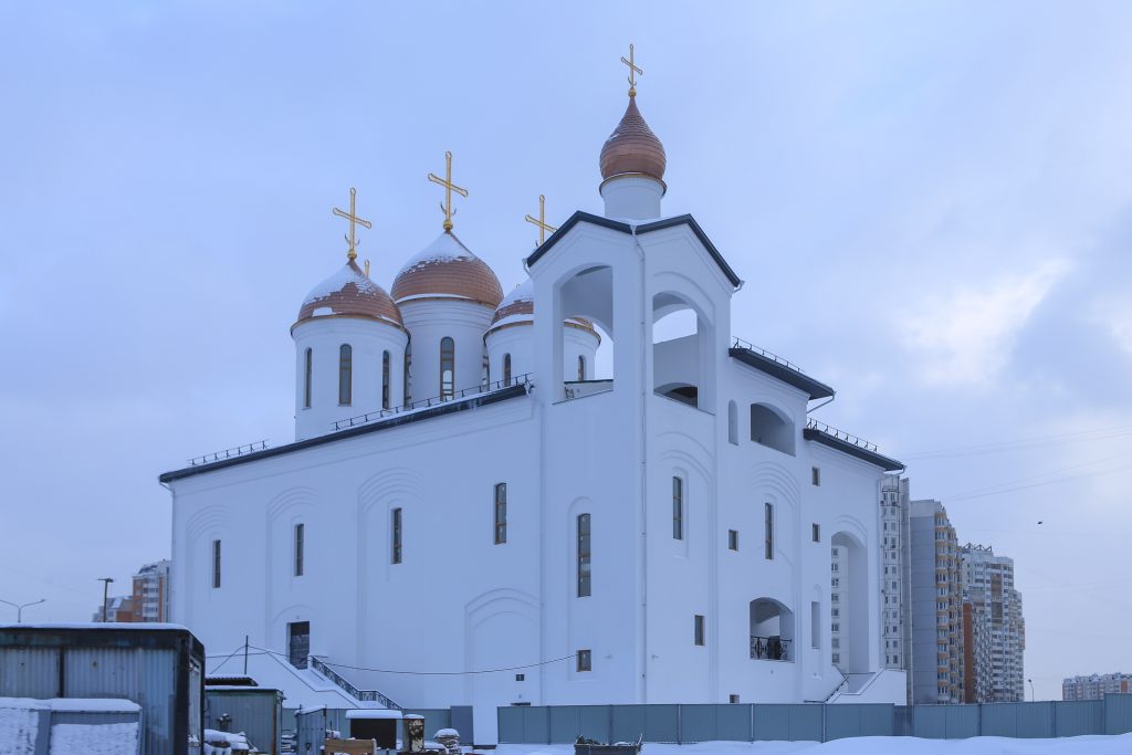 В храме Воскресения Словущего прошли первые богослужения