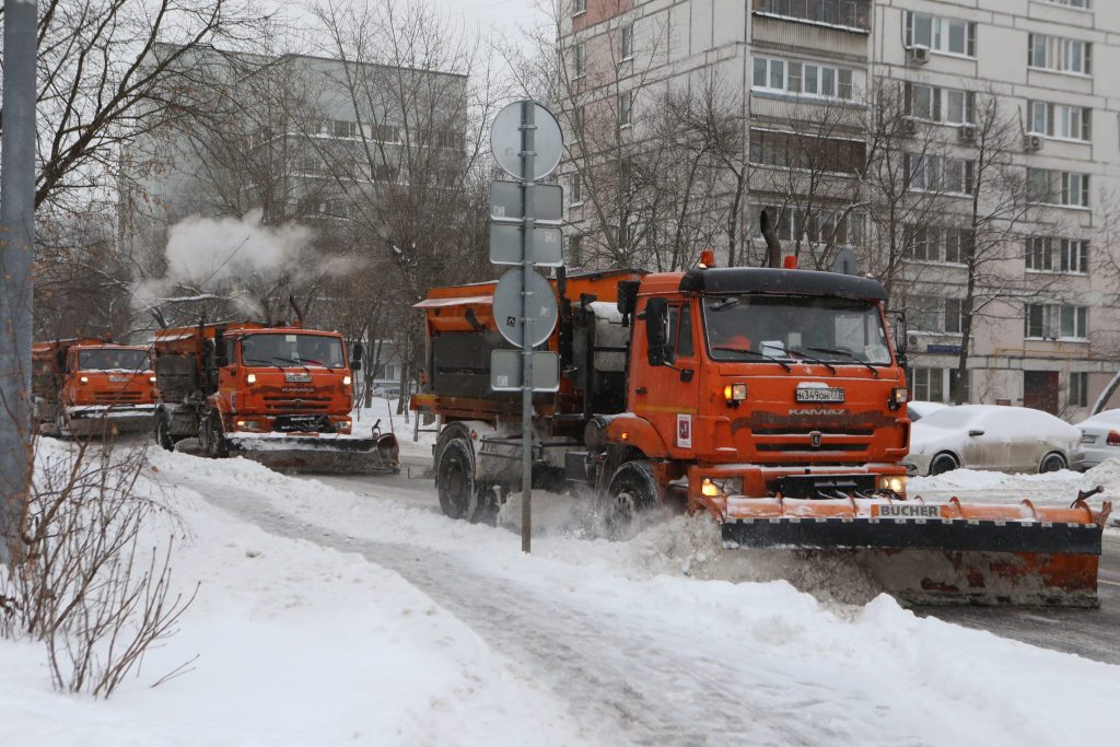 Коммунальщики ЮВАО в круглосуточном режиме работают на уборке снега
