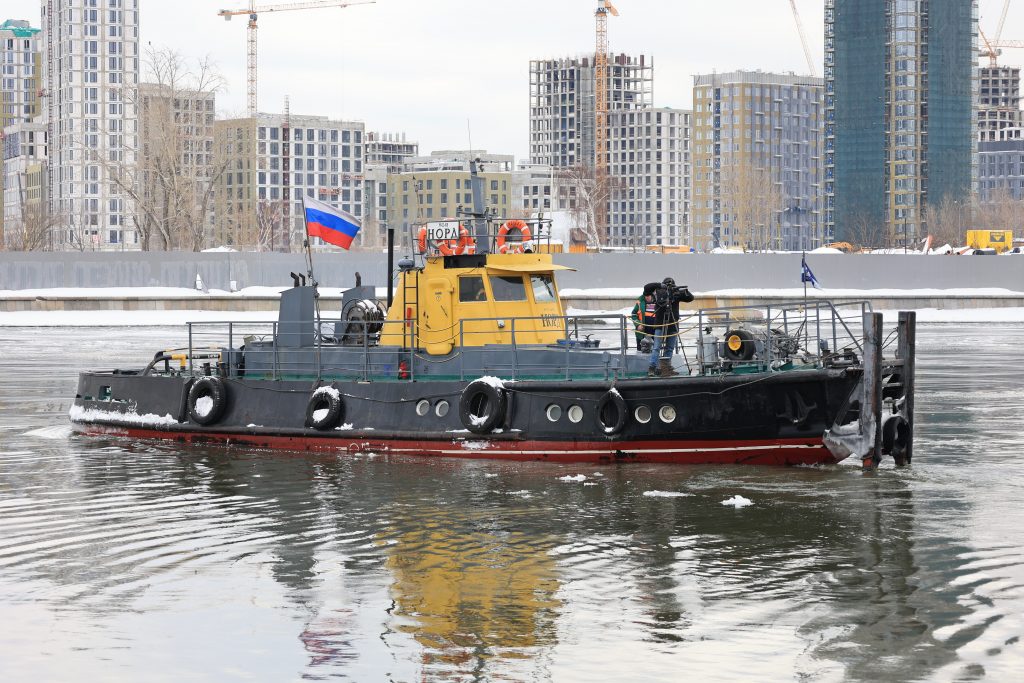 «Норд» идёт к Южному порту: как работает ледокол на Москве-реке?