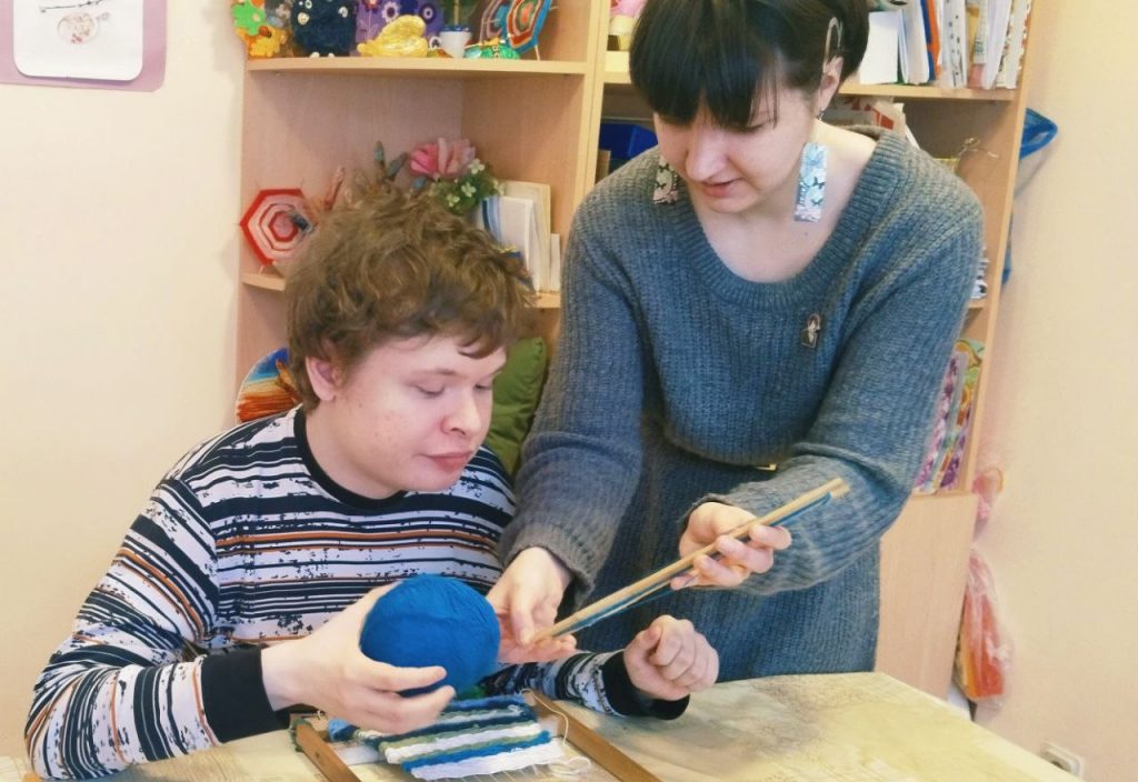 Таисия Ишниазова с учеником делают подарки для бабушек. Фото предоставлено фондом «Рафаил»