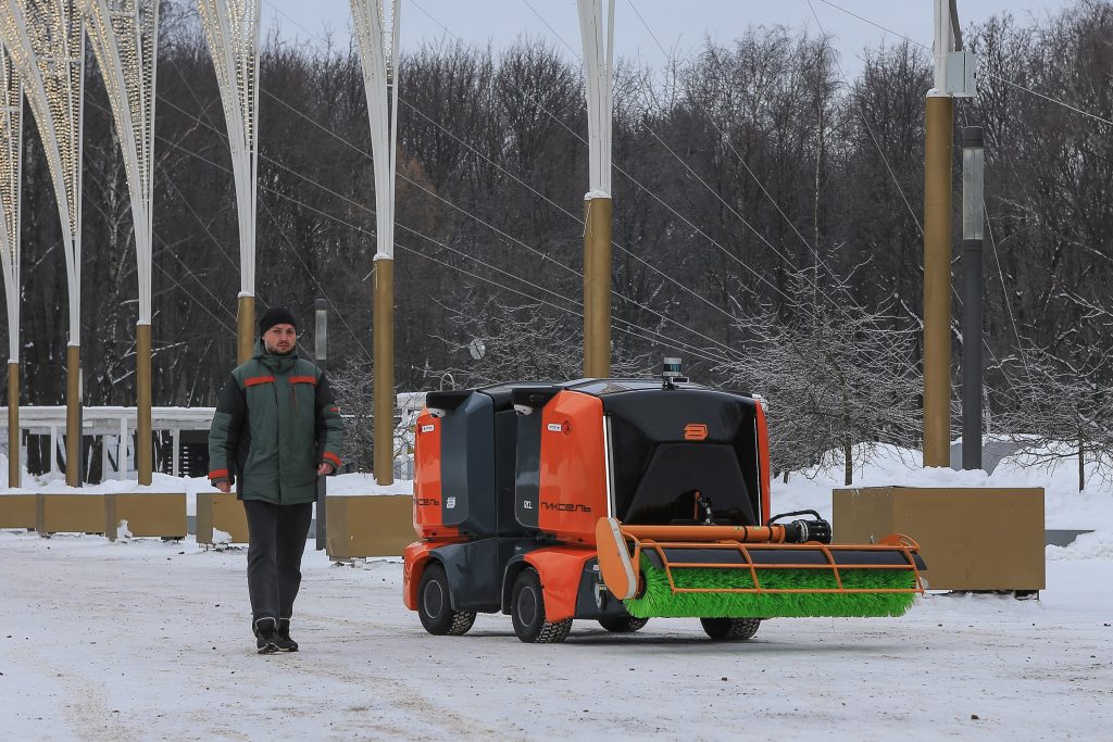 В Кузьминском парке появились дворники-беспилотники «Пиксель»