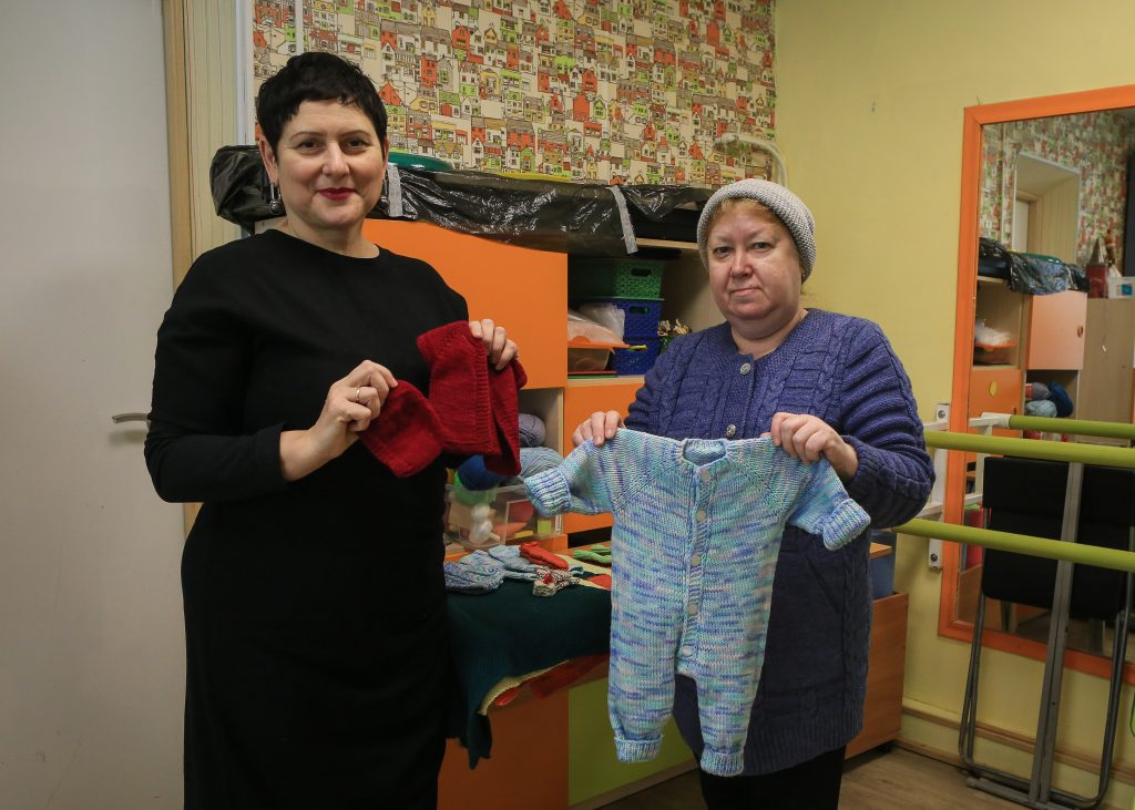 В Текстильщиках волонтеры вяжут носочки для недоношенных детей