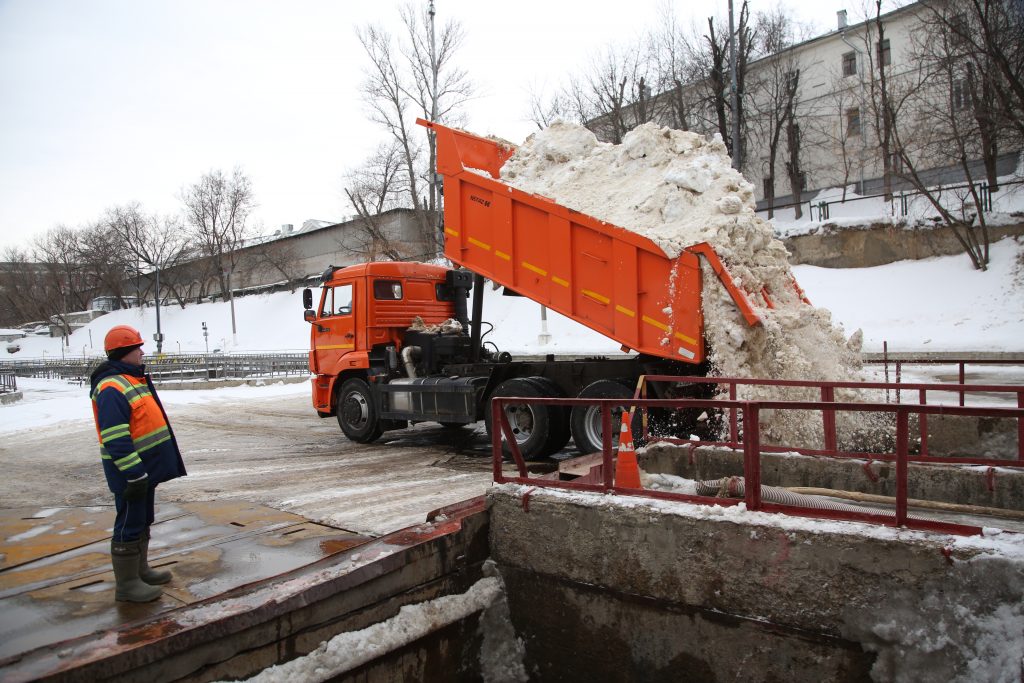 На специальном пункте в Лефортове растопили 23 тысячи кубометров снега