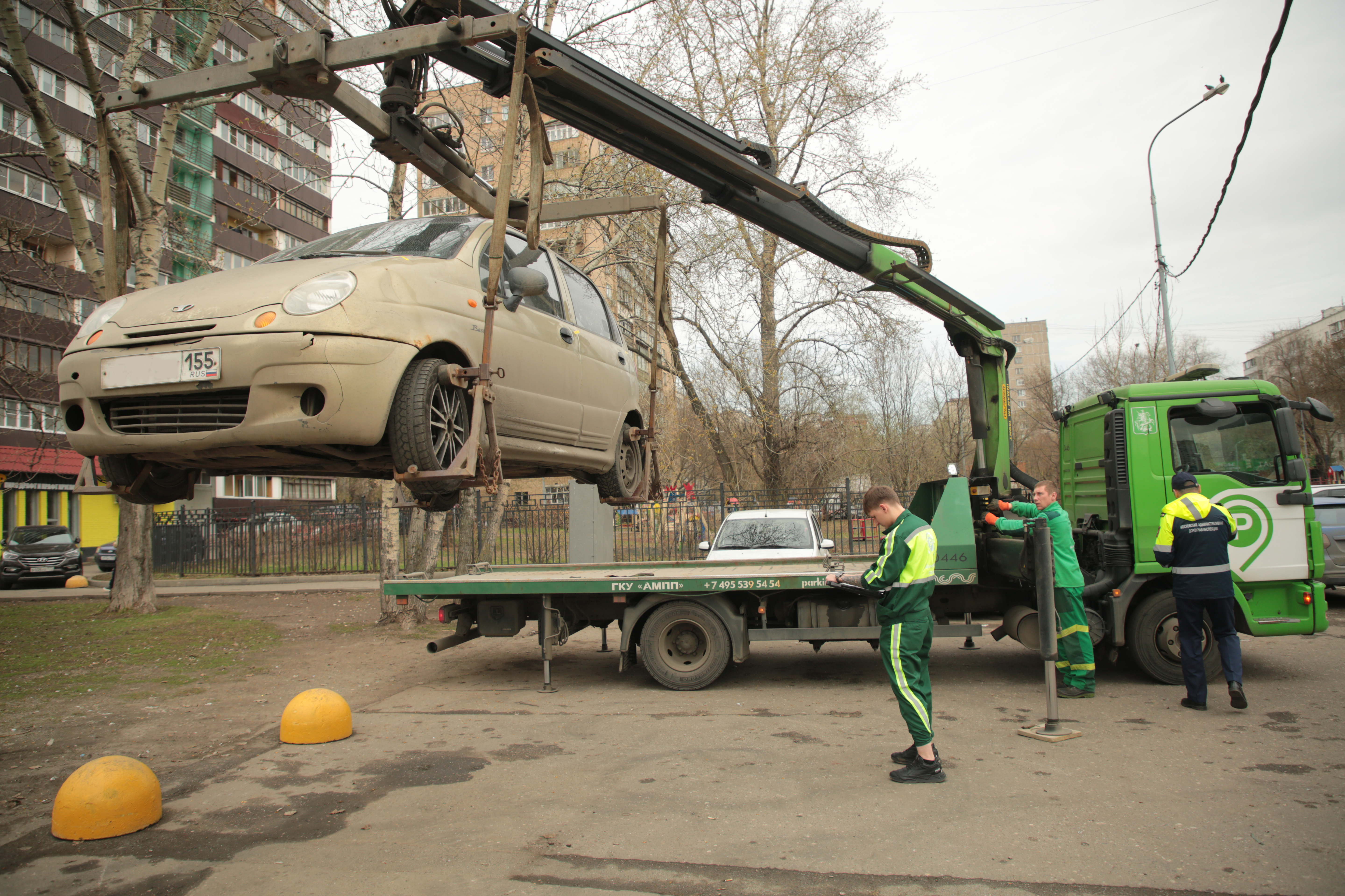 Нарушители правил парковки личных автомобилей обитают на Совхозной