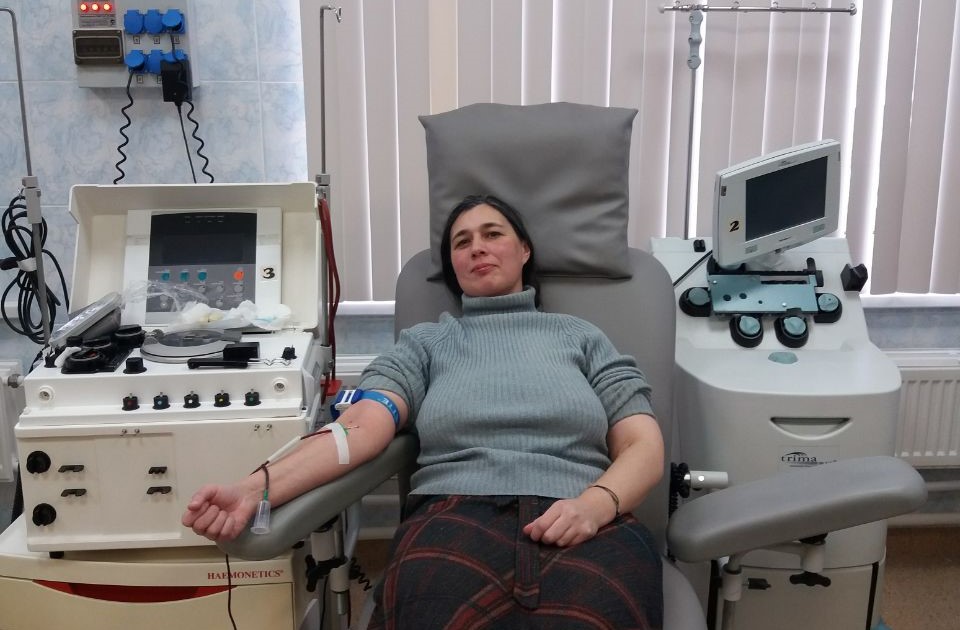 Корреспондент «ЮВК» Ольга Соколова сдает кровь. Фото из личного архива