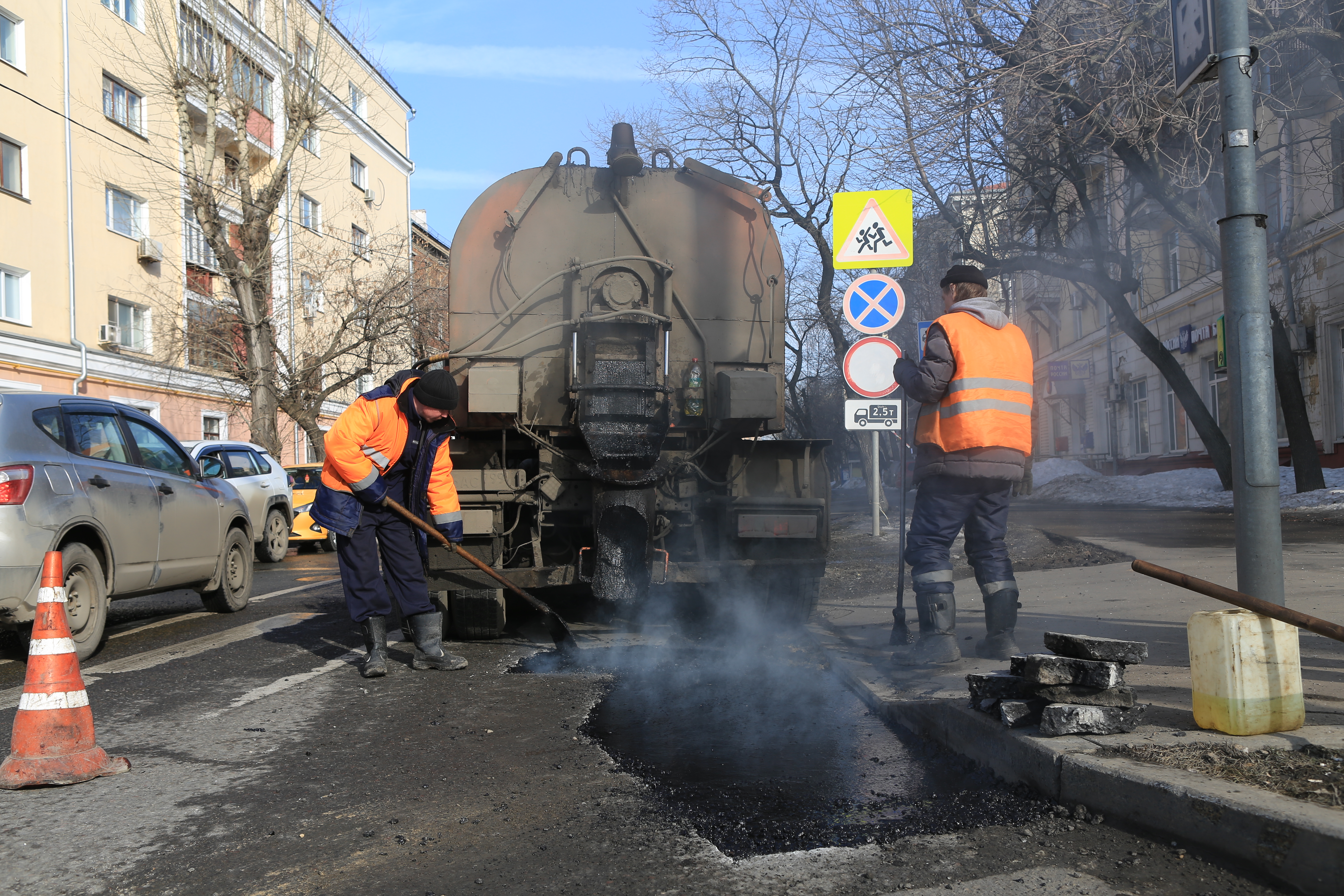 «Асфальт с заплаткой»: как ремонтируют ямы на дорогах Юго-Восточного округа?