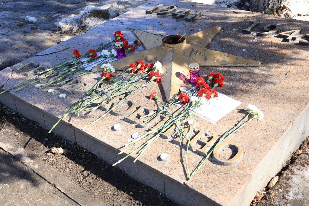 К мемориалу погибшим в Великую Отечественную войну возлагают цветы и в память о жертвах теракта. Фото: Григорий Матвеев