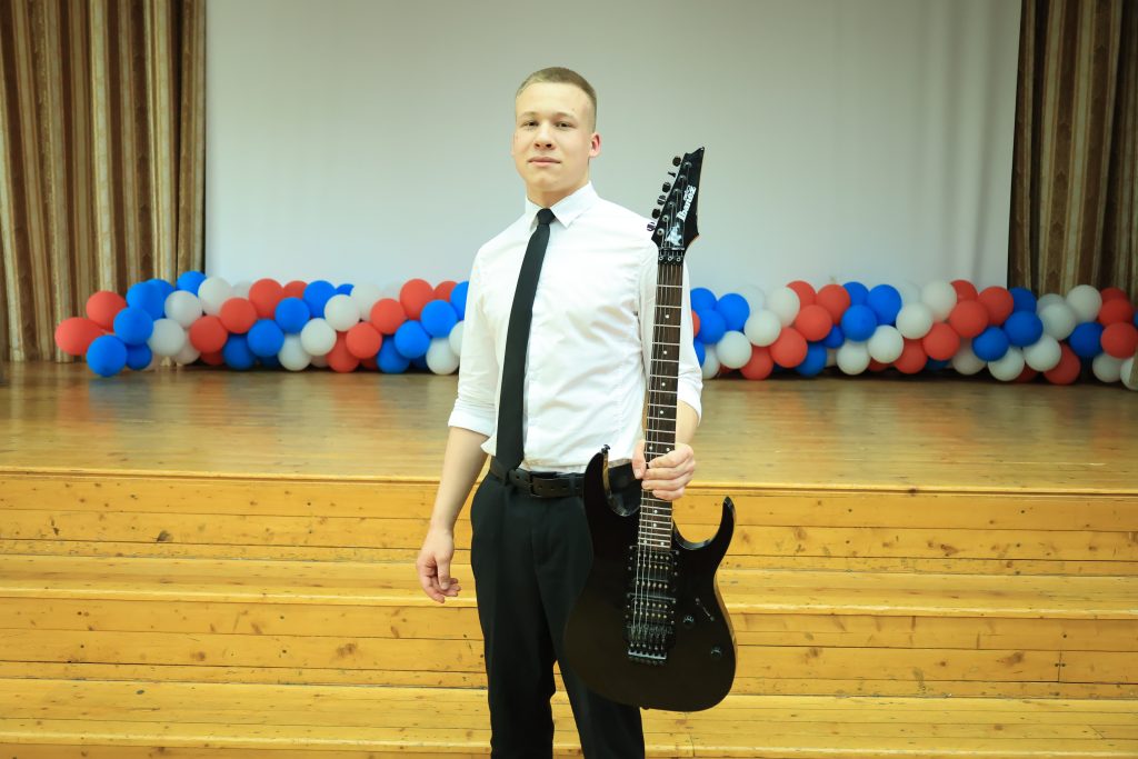 Андрей играет на гитаре в школьной группе. Фото: Григорий Матвеев
