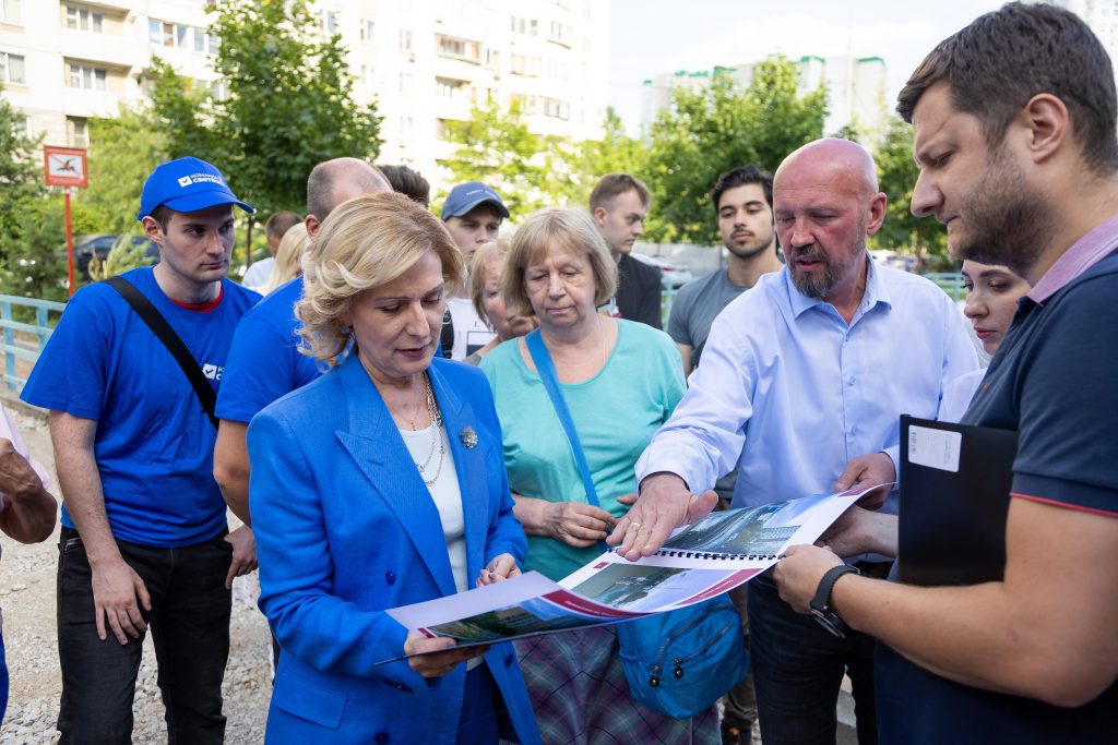Сенатор Святенко обсудила с жителями благоустройство пруда-регулятора в Марьино