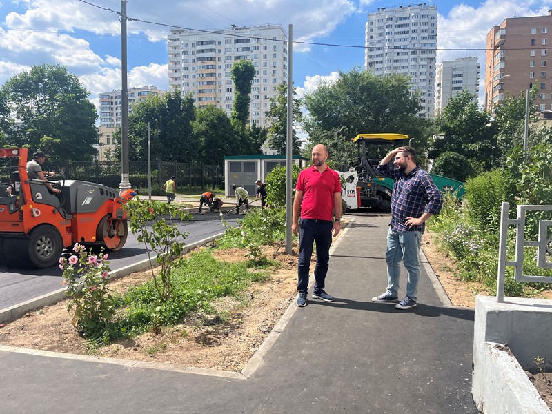 В Кузьминках завершается обустройство пешеходной зоны на Окской