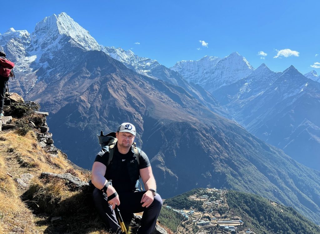 Дмитрий Омельянович во время акклиматизационного подъёма на 4 километра к вершине горы Ама-Даблам (на заднем плане) в Непале (Гималаи). Фото из личного архива