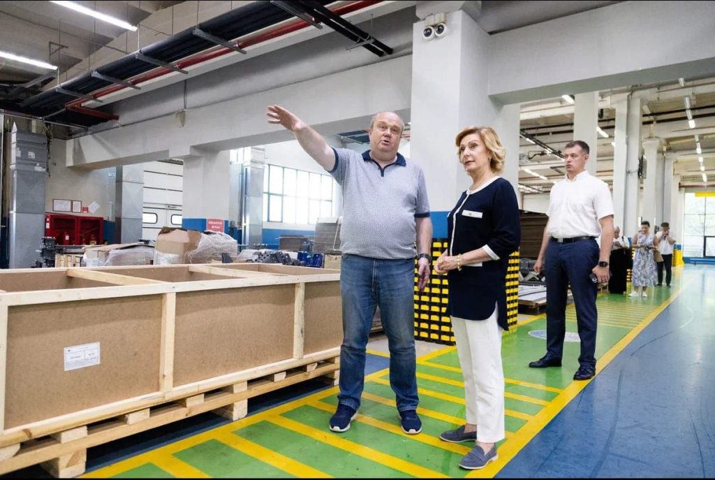 Сенатор Святенко ознакомилась с работой производственного центра «Мослифт» в Марьино
