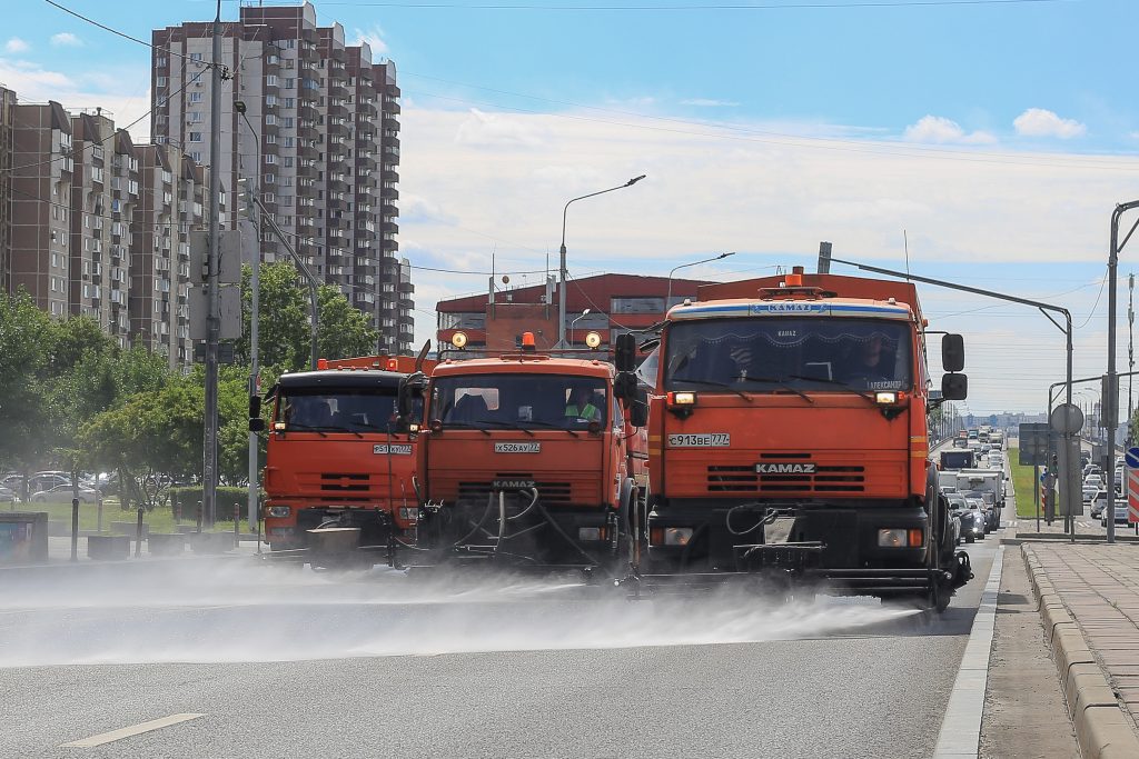 «Летний душ» для дорог и газонов: как в ЮВАО проводят сезонную аэрацию?