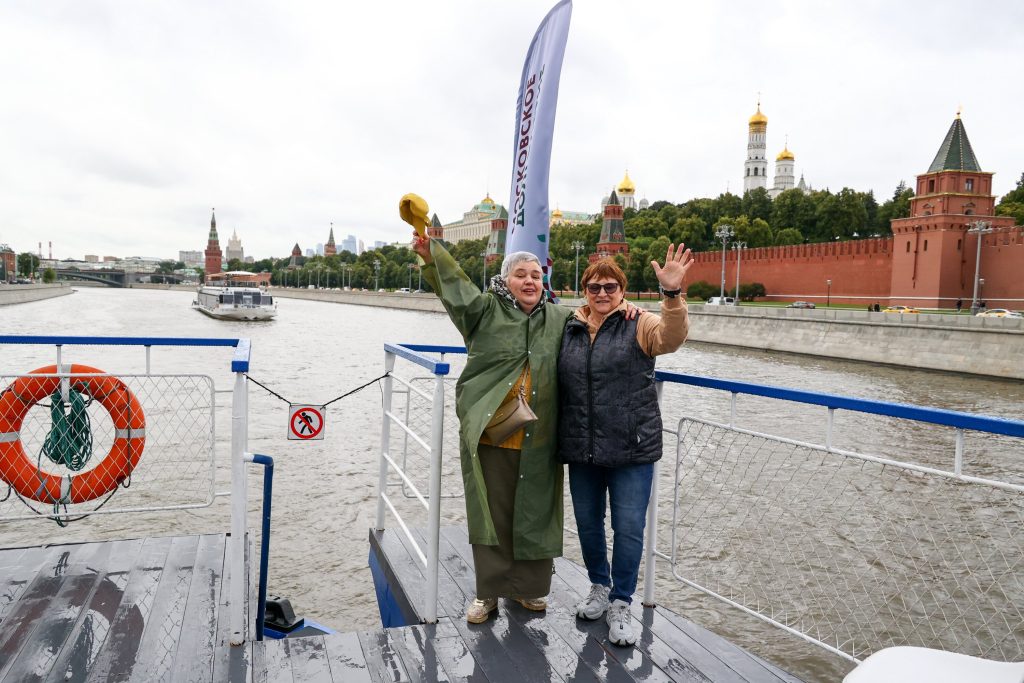 Пенсионеры из ЮВАО могут бесплатно прокатиться на теплоходе