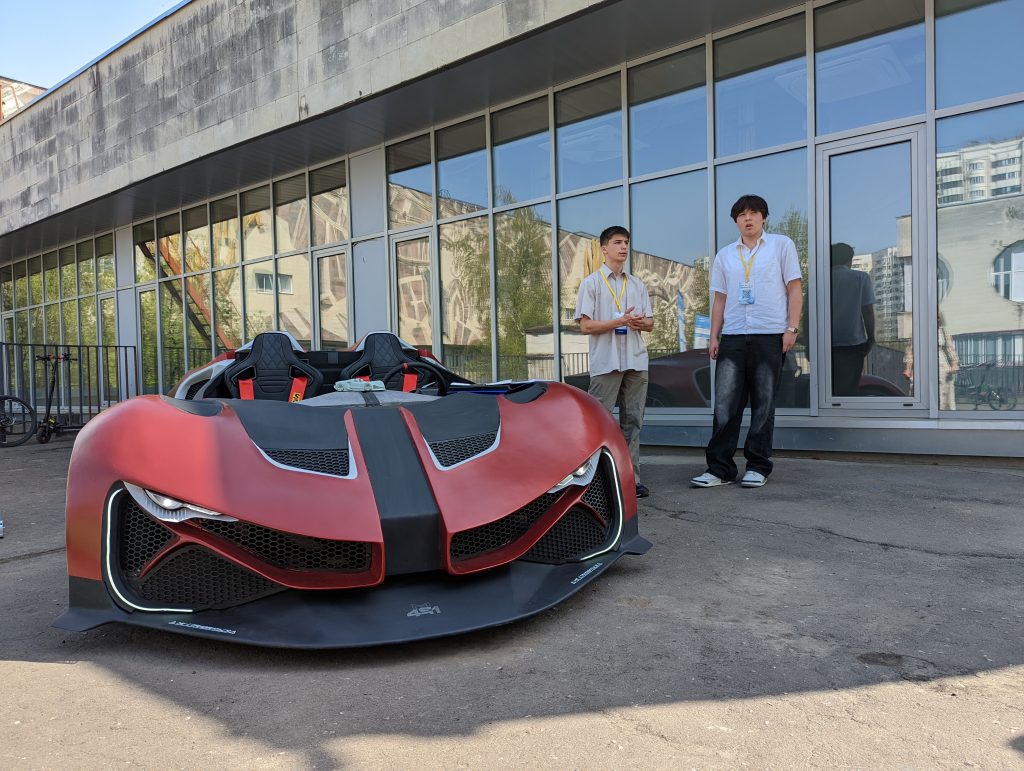 В Марьине школьники сами сделали настоящий автомобиль