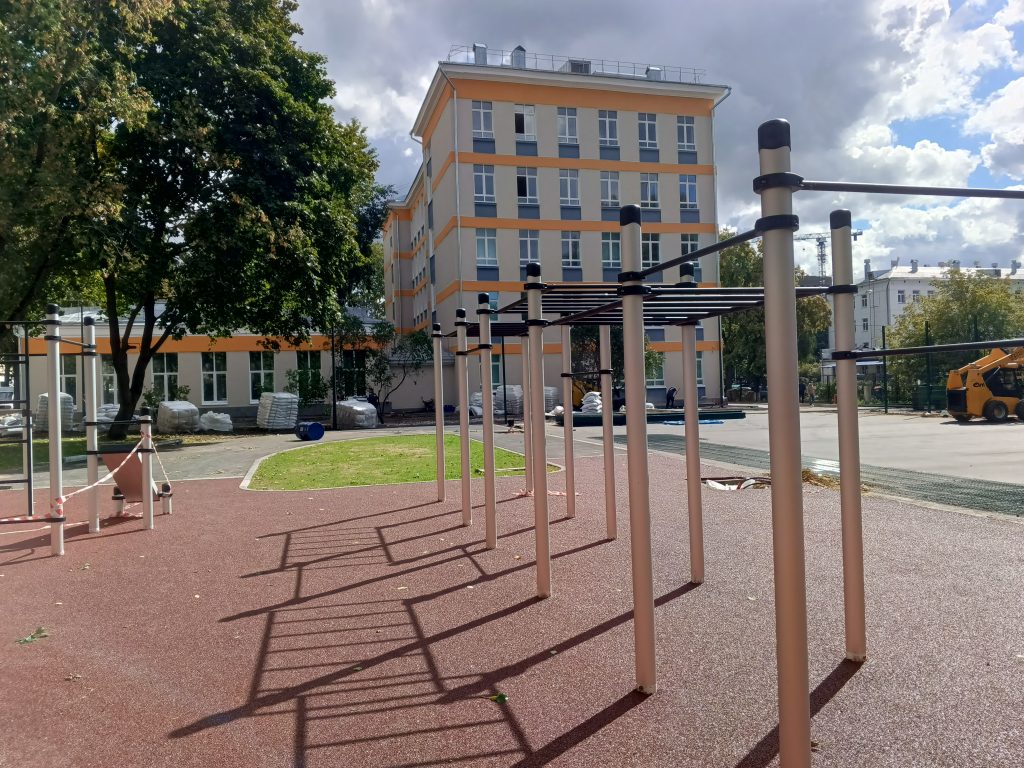 В Кузьминках у здания колледжа МИД появилось футбольное поле