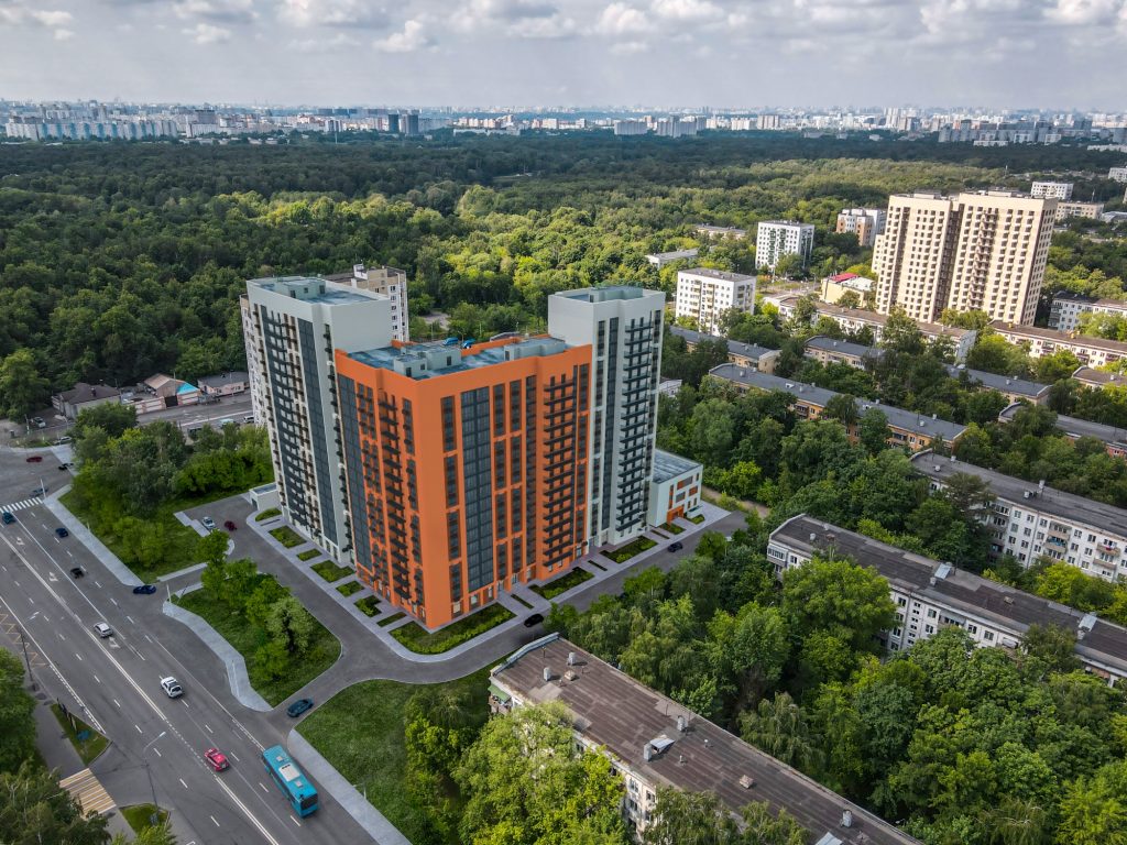 В новостройке на Академика Скрябина заканчивают сборку фасада